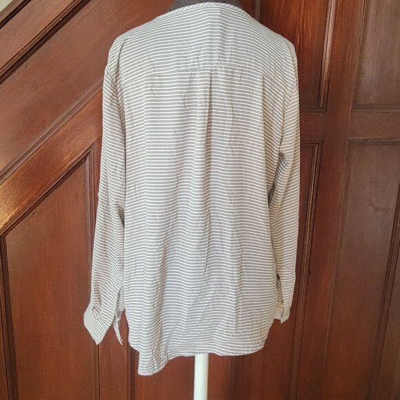 Torrid Striped Long Roll Tab Sleeve Blouse Size 0 Womens Top Large - Picture 3 of 5